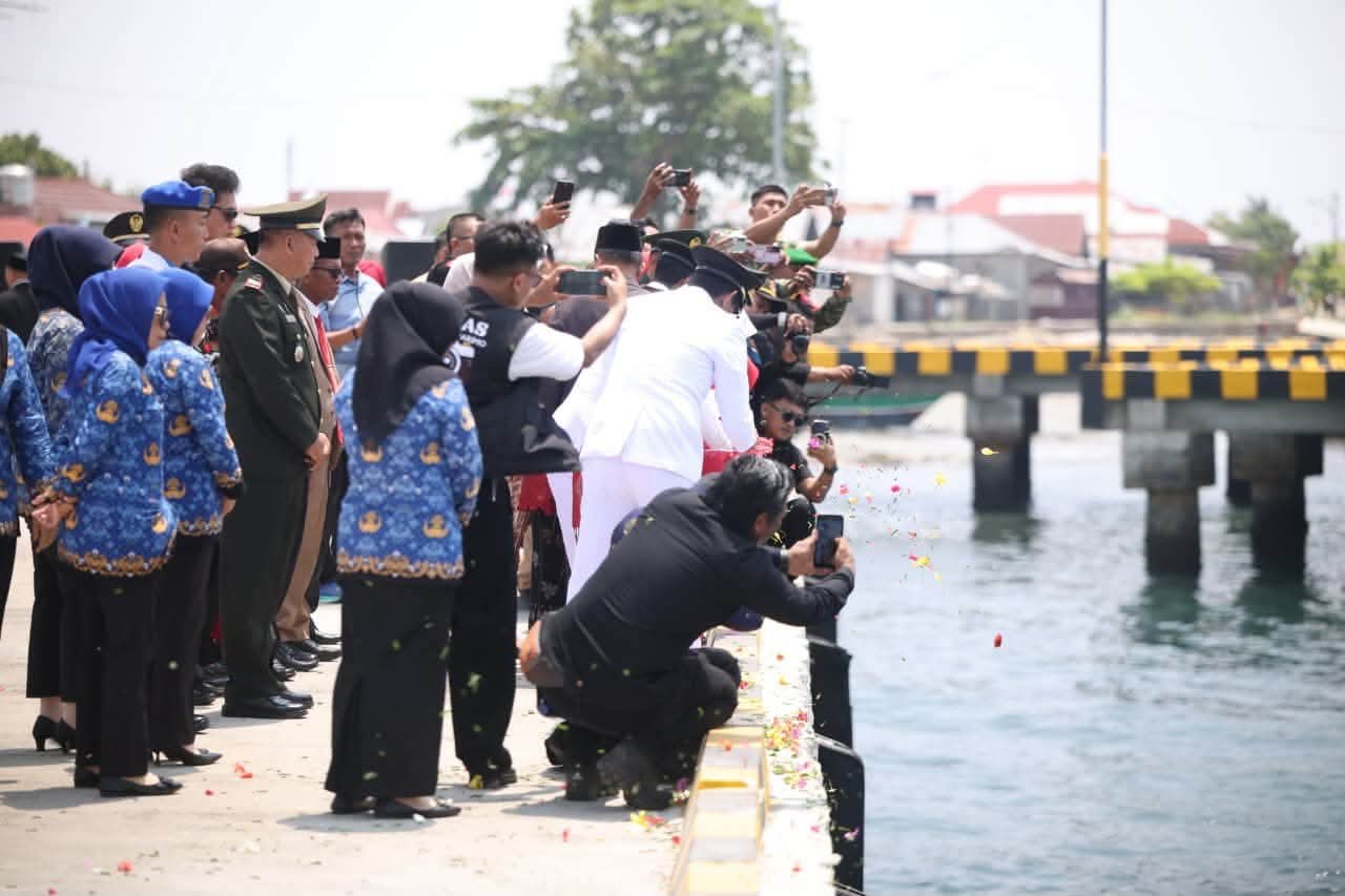 Bupati dan Wakil Bupati Bersama Forkopimda Tabur Bunga, Kenang Jasa Para Pahlawan