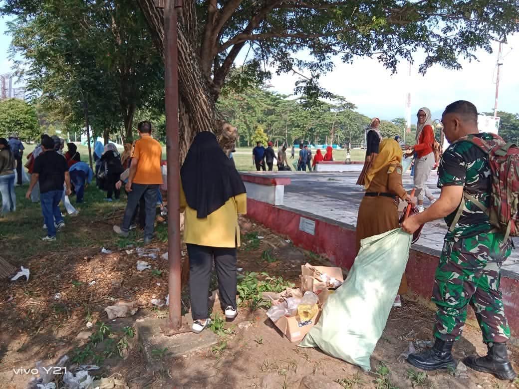 Ratusan Warga Parimo Pungut Sampah 100 Menit Peringati HUT ke-81 RI