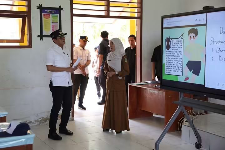 Dukung Program Prioritas Presiden Prabowo, Bupati Erwin Burase Evaluasi Pemanfaatan Papan Interaktif Digital di SMP Satap 2 Mepanga