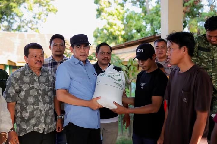 Bupati dan Wabup Hadiri Penyerahan Simbolis Bantuan Pangan Juli - September, Tekankan Transparaansi dan Keterbukaan Akses Wilayah Terpencil