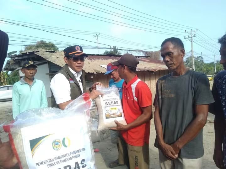 Pemkab Parigi Moutong Salurkan Bantuan bagi Korban Banjir Desa Avolua