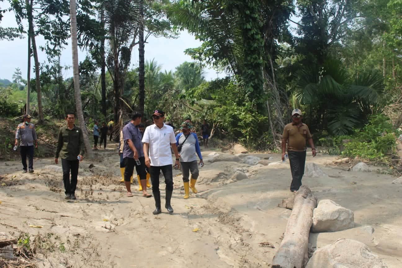 Bupati Parigi Moutong Erwin Burase, turun langsung meninjau lokasi banjir yang melanda Desa Toboli Barat